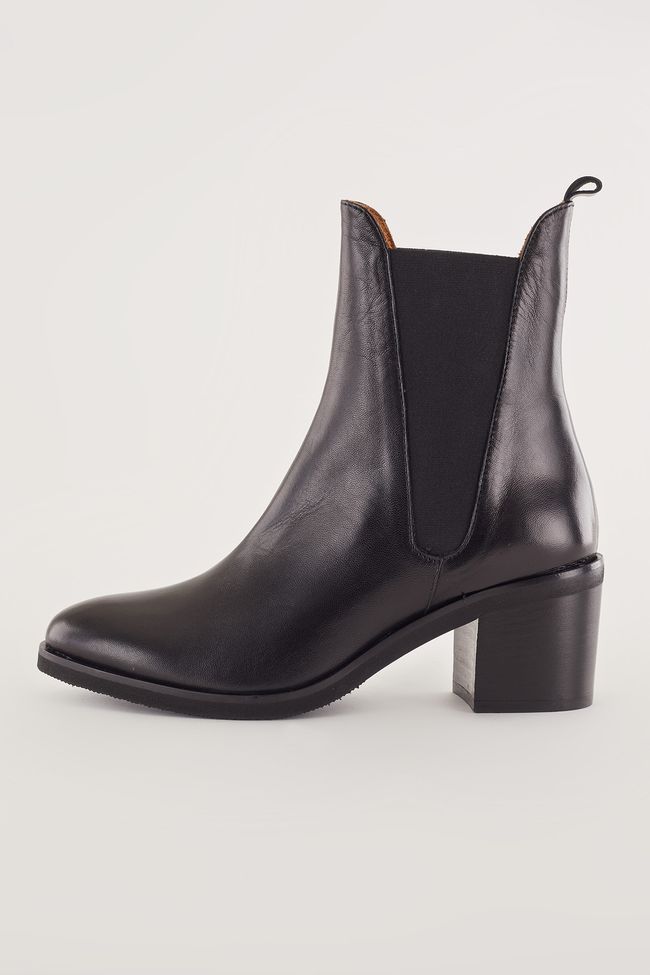 Ankle boots with elastic insert