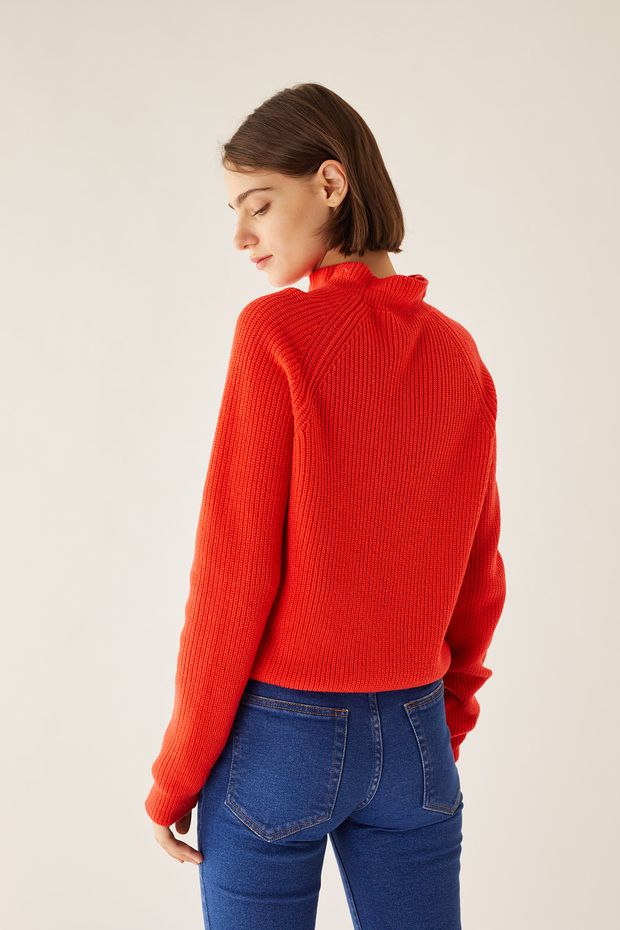 Maglia in lana vergine con colletto volant