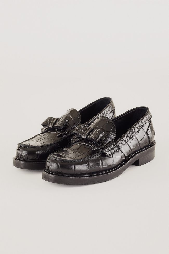 Crocodile-embossed bow loafers