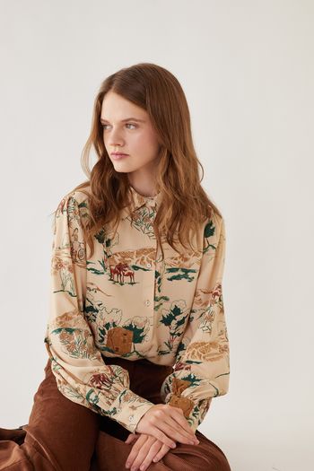 Printed shirt with wide sleeves