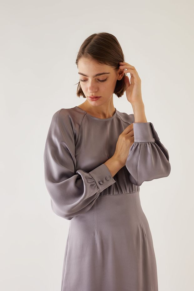 Flowy dress with wide sleeves