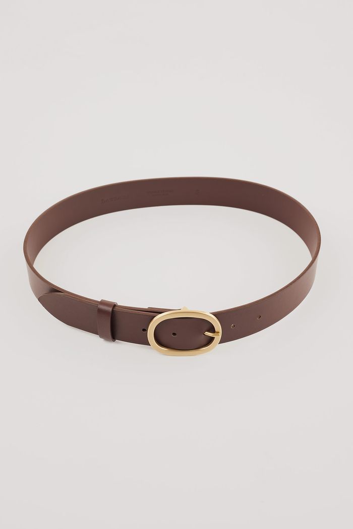 Belt with gold round buckle