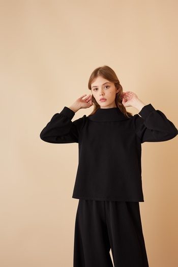 Wool blouse with back collar