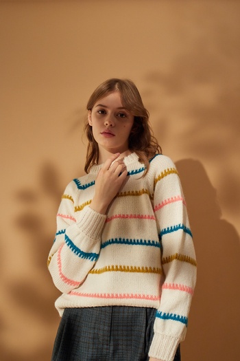 Crewneck jumper with colored embroidery
