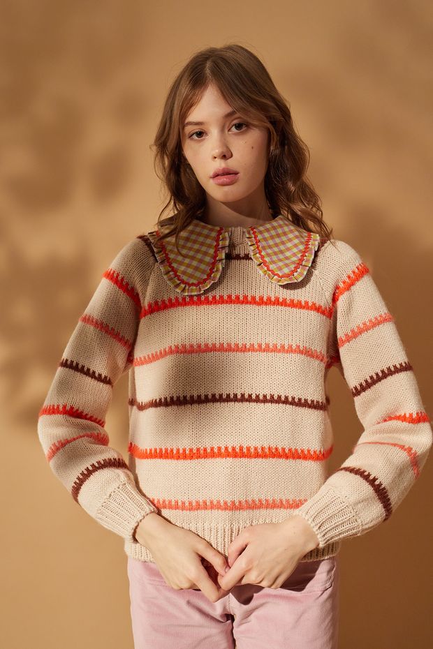 Crewneck jumper with colored embroidery