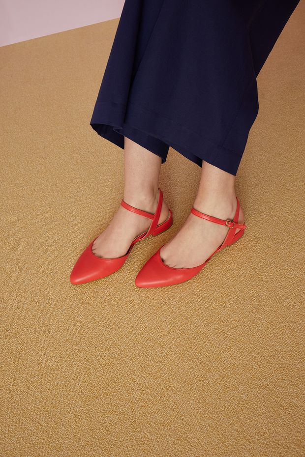Pointed slingback with ankle strap