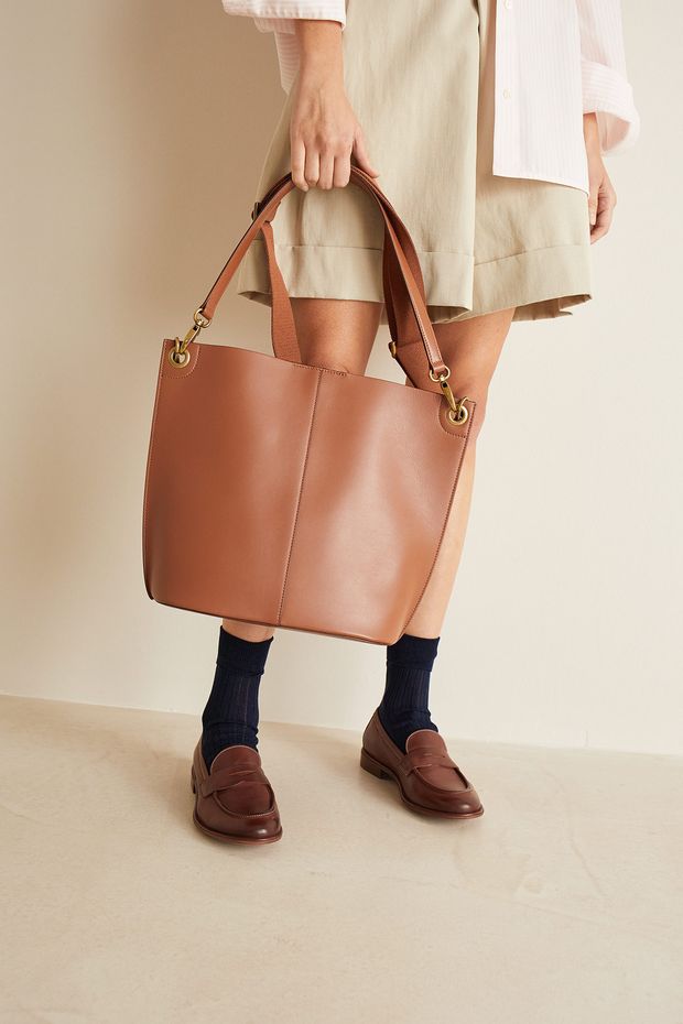 Bucket bag with double straps
