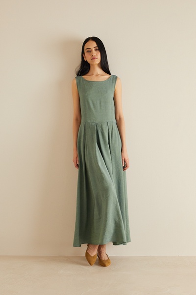 Long dress with pleated skirt