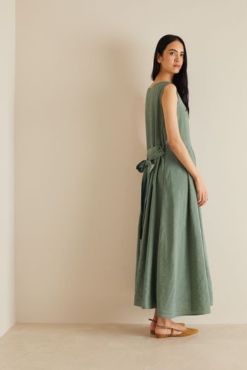 Long dress with pleated skirt