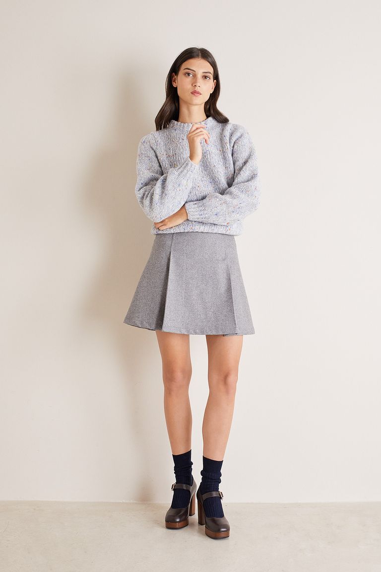 Grey pleated 2024 mini skirt outfit