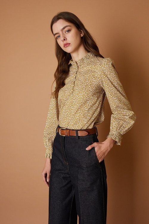 Shirt with gathered collar and covered buttons – Made with Liberty Fabrics