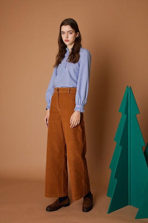 Shirt with gathered collar and covered buttons