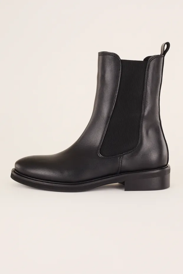 Chelsea boots with rubber bottom