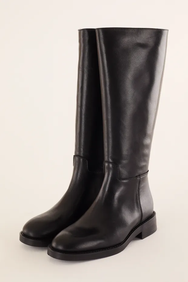 Boots with zip