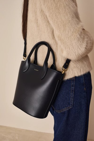 Bucket bag with detachable strap