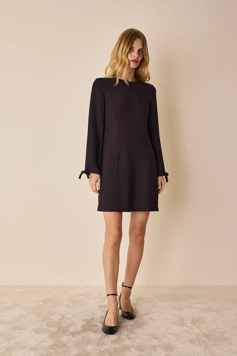 Long-sleeved dress with cuff ribbons