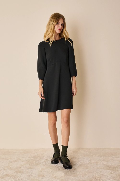 Fluid dress with three-quarter sleeves