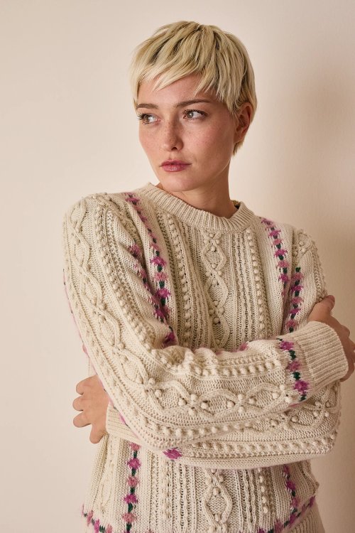 Cable-knit sweater with jacquard flowers