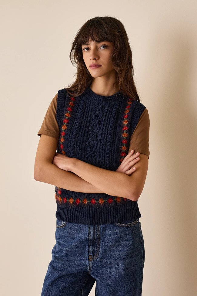 Cable-knit vest with jacquard flower