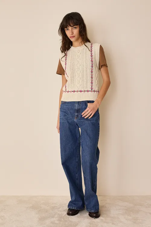 Cable-knit vest with jacquard flower