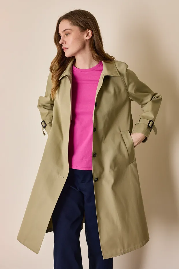 Trench coat with anti-drop treatment