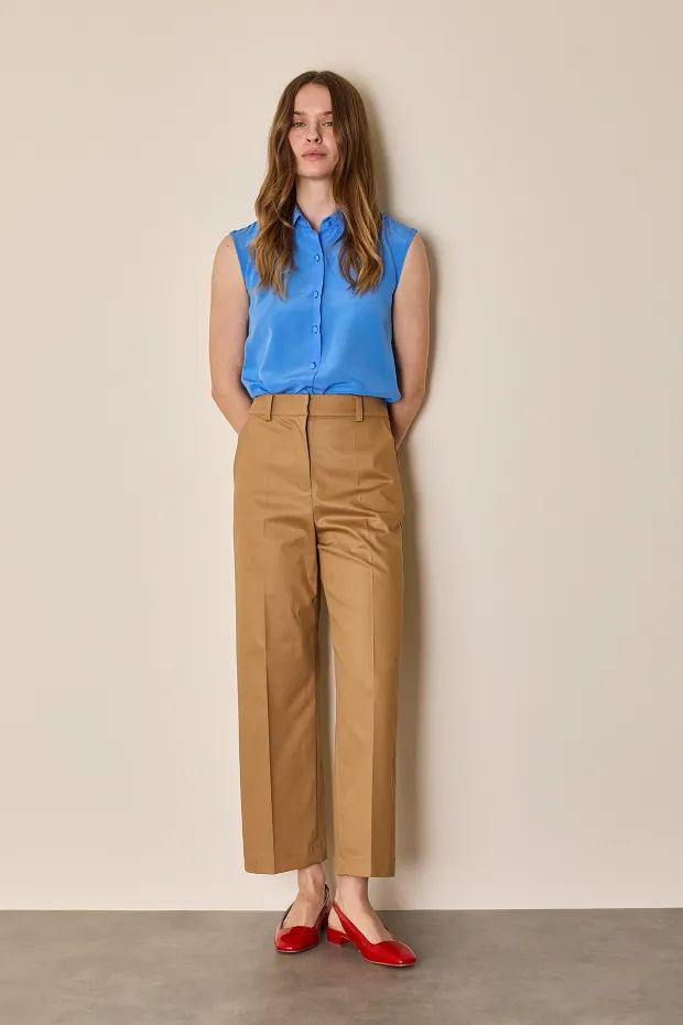 Trousers with crease and welt pockets