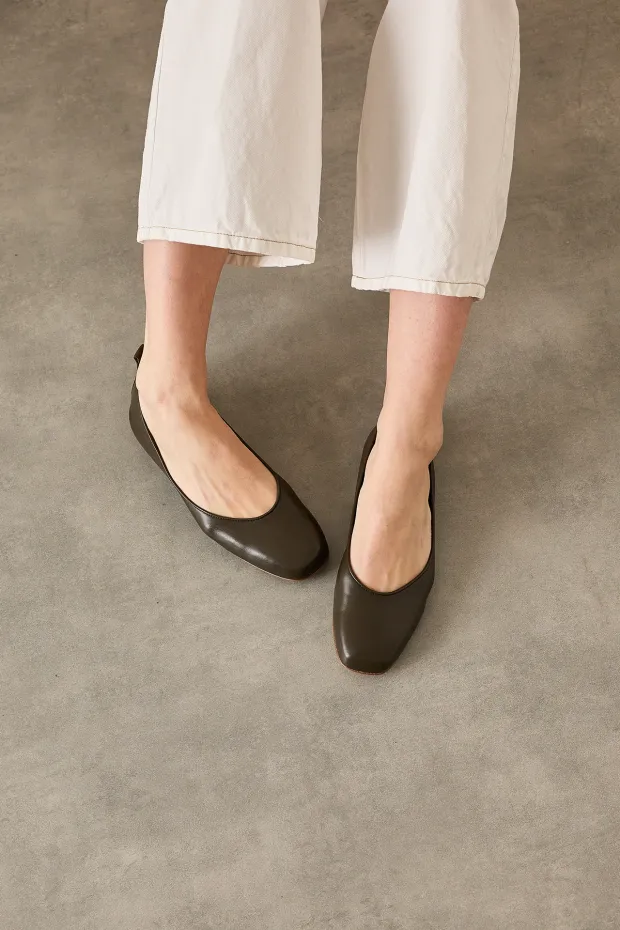 Square toe nappa flats