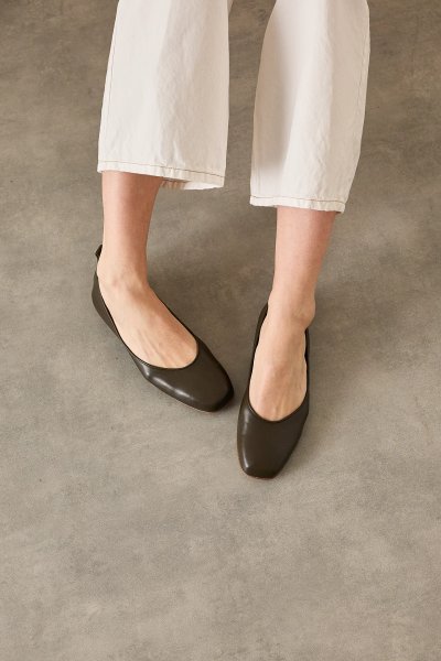 Square toe nappa flats