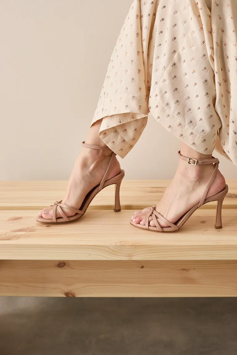 Knotted strap sandals 8,5 cm