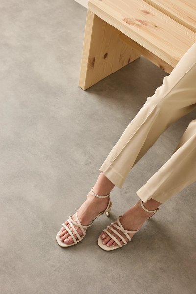 Sandals with cross-over straps 5 cm