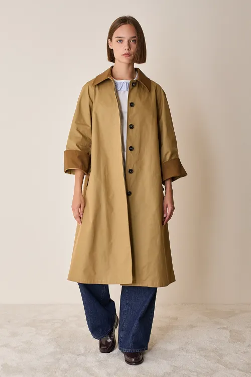 Trench oversize con dettagli bicolore
