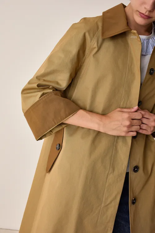 Trench oversize con dettagli bicolore