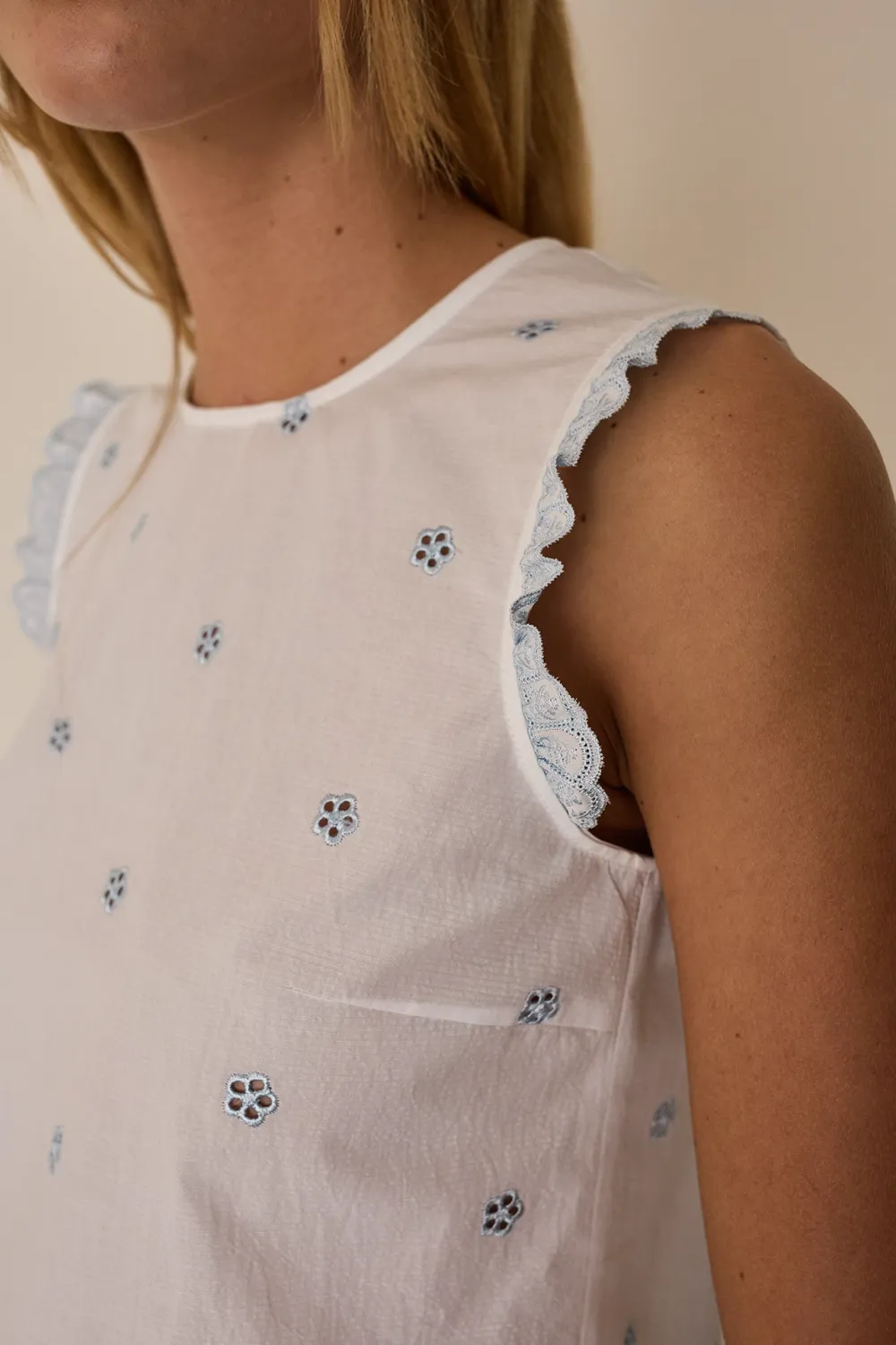 Top in cotone ricamato