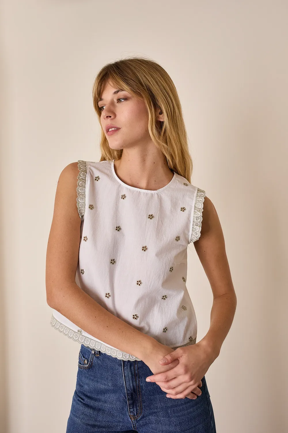 Top in cotone ricamato