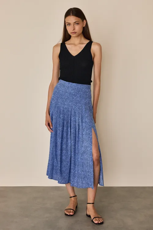 Fluid long skirt with pleated details