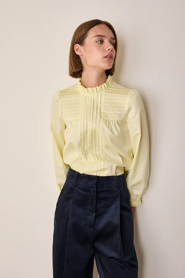 Cotton top with pleats and ruffled collar
