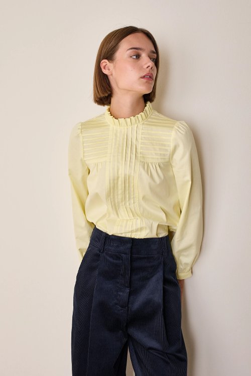 Cotton top with pleats and ruffled collar