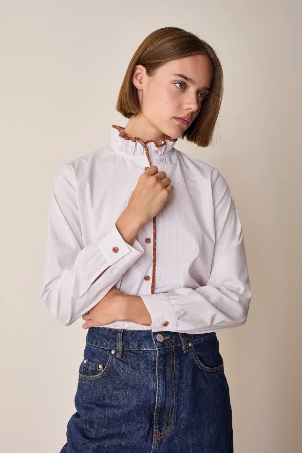 Ruffled collar shirt with floral details