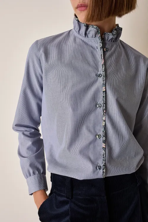 Ruffled collar shirt with floral details