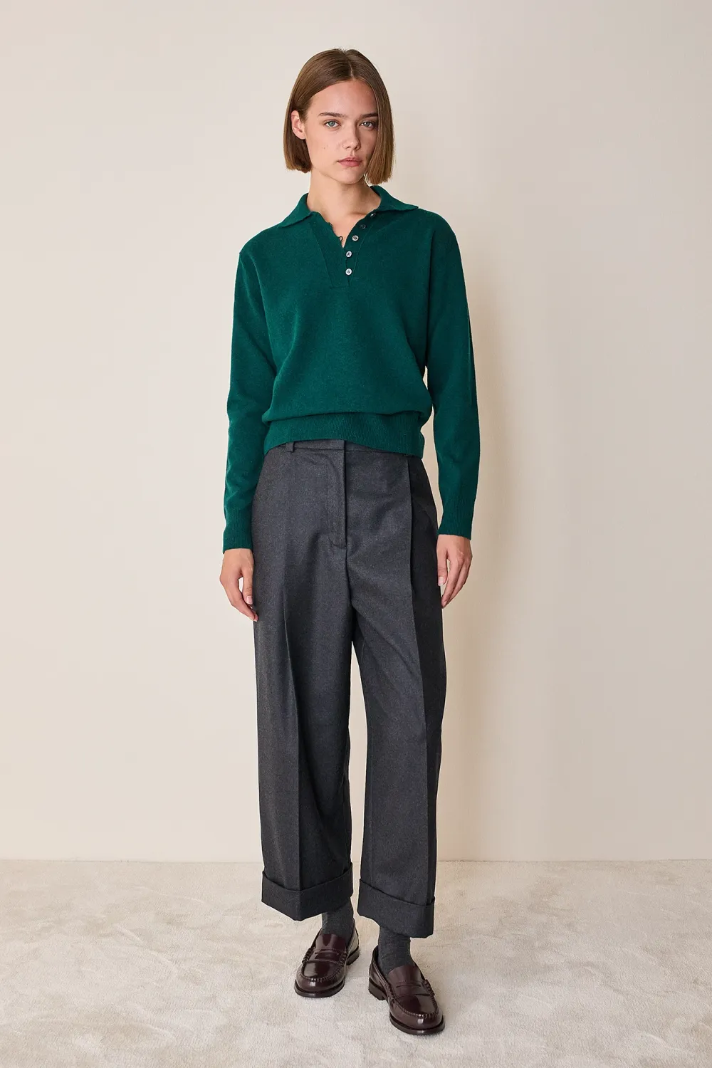 Pantaloni ampi con piega e risvolto