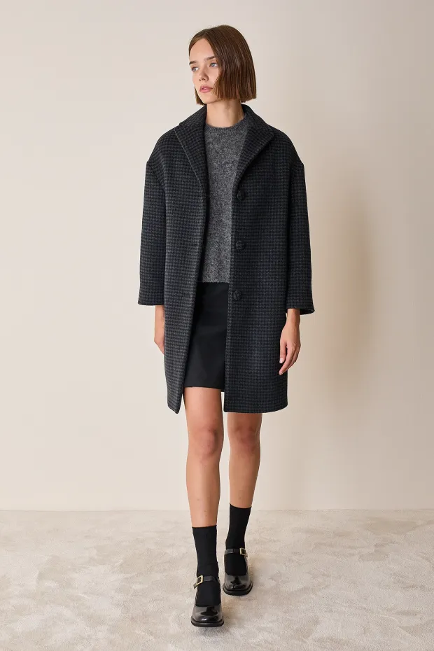 Egg-shaped wool and cashmere coat