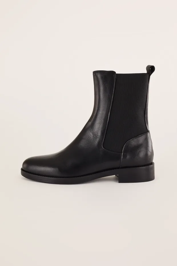 Chelsea boots with rubber sole