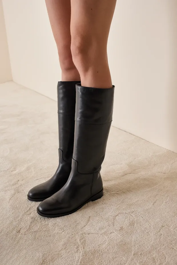 Riding boots with rubber bottom