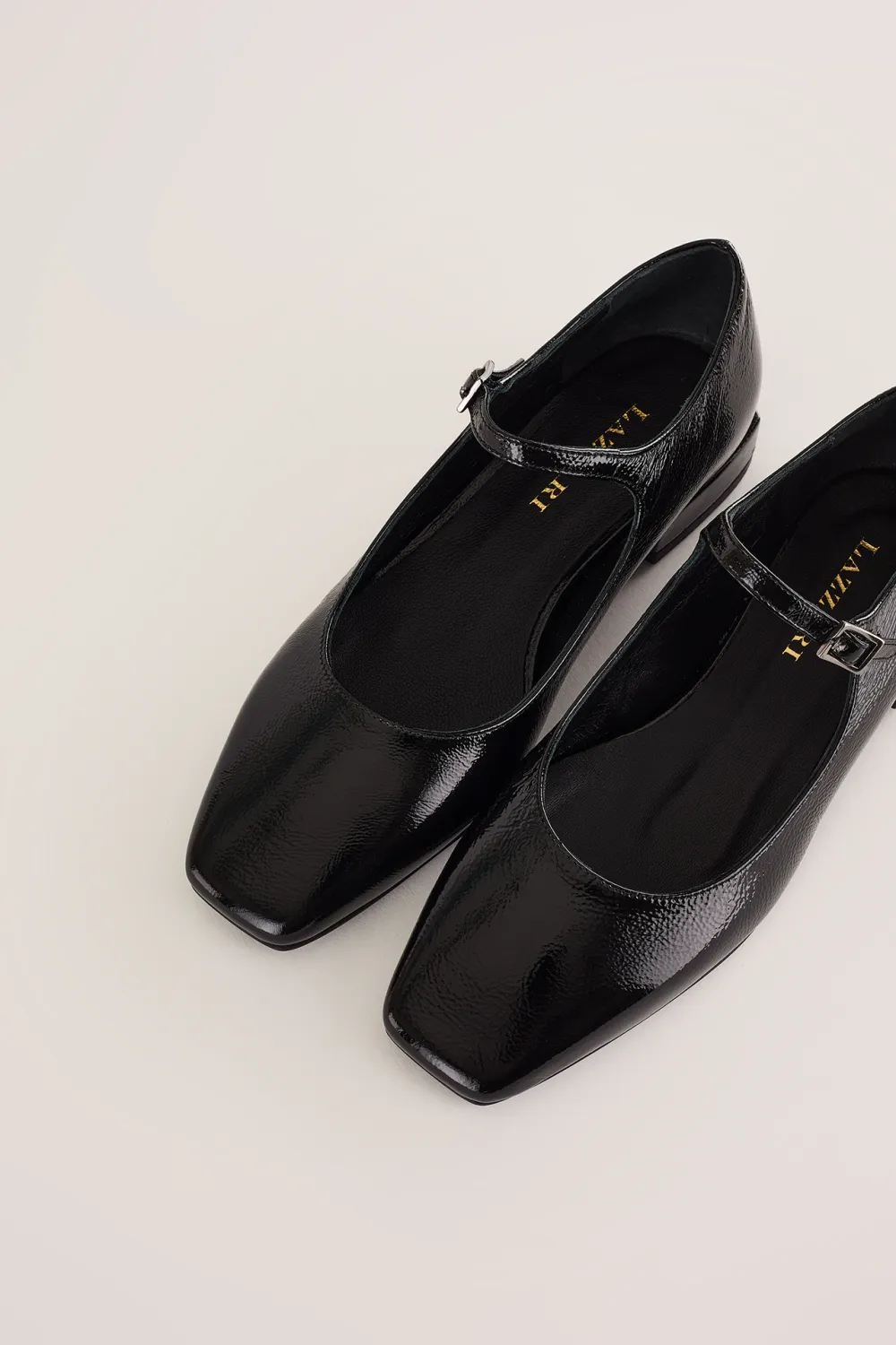 Ballerine in pelle lucida con cinturino