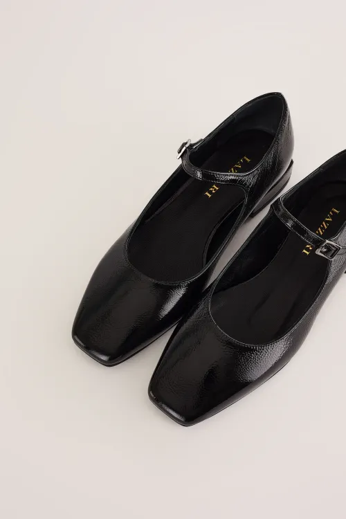 Ballerine in pelle lucida con cinturino