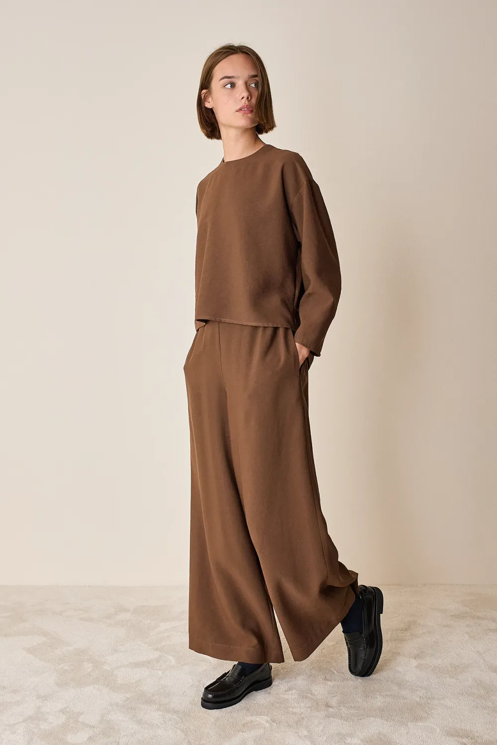 Pantaloni ampi con elastico in vita