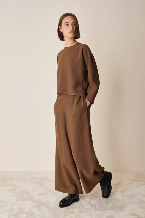Fluid pants with elastic waistband