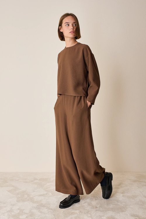 Fluid pants with elastic waistband