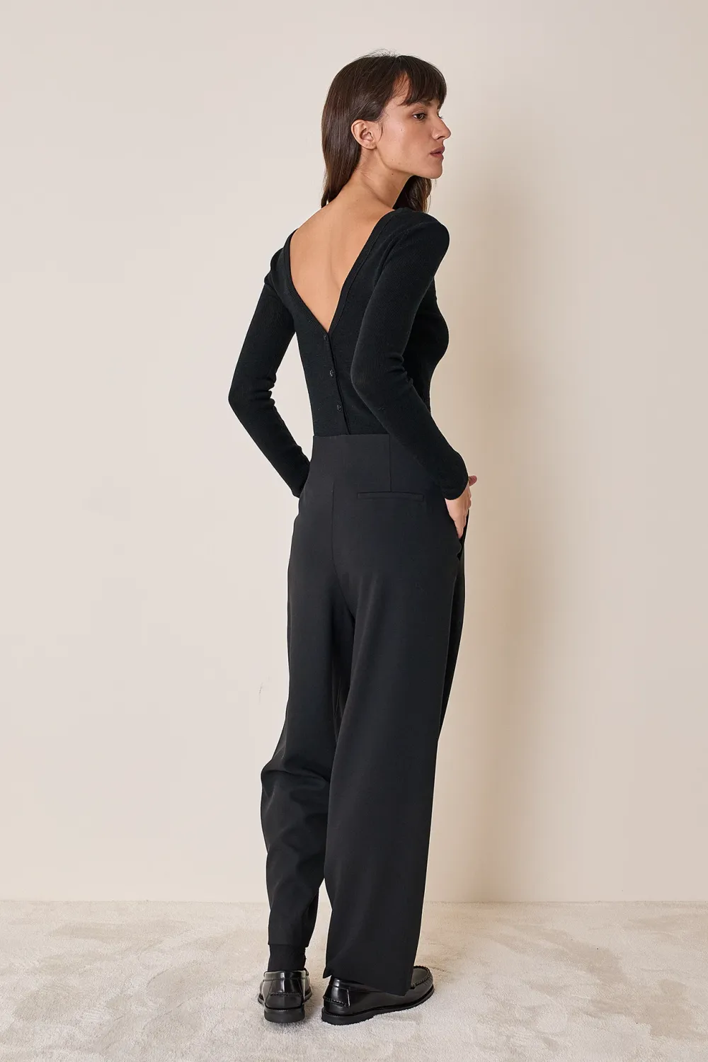 Pullover con scollo a V sulla schiena