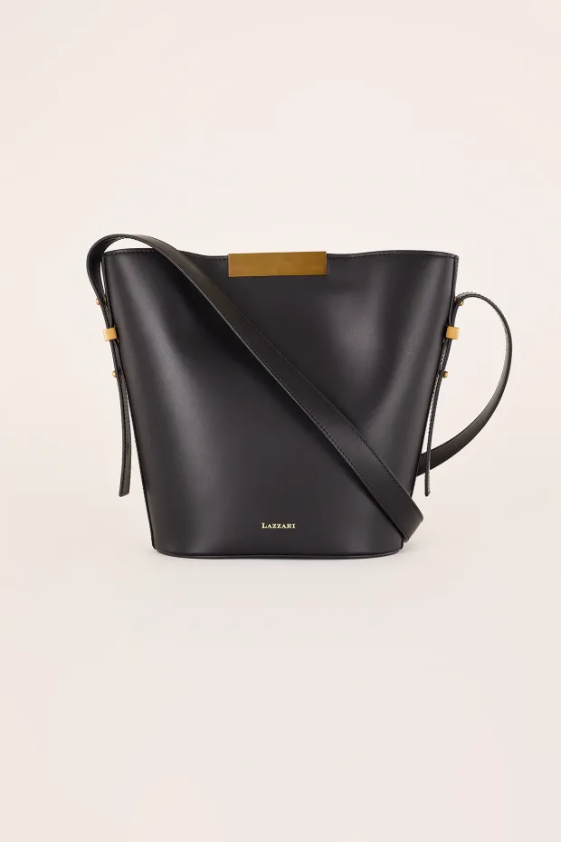 Bucket bag with magnet